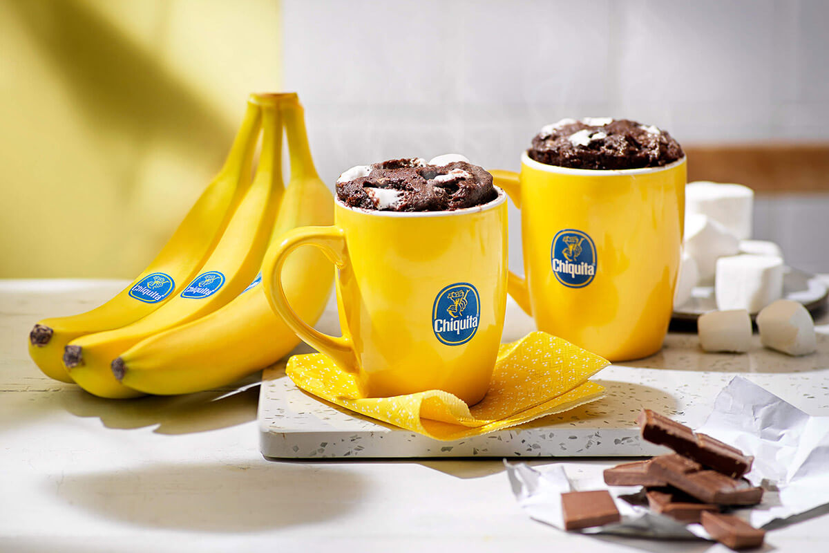 Mug cake à la banane Chiquita, au caramel et à la guimauve, prêt en 5 minutes