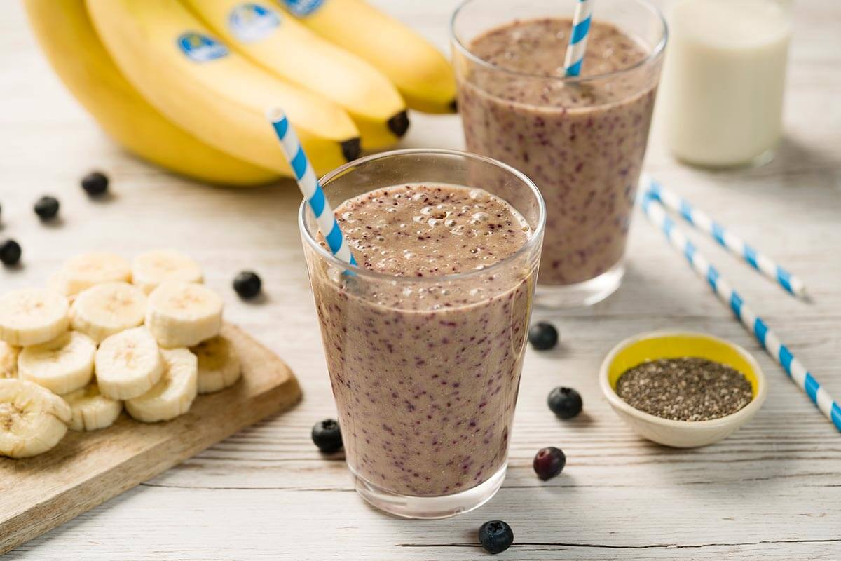 Smoothie à la banane, aux myrtilles et au chia