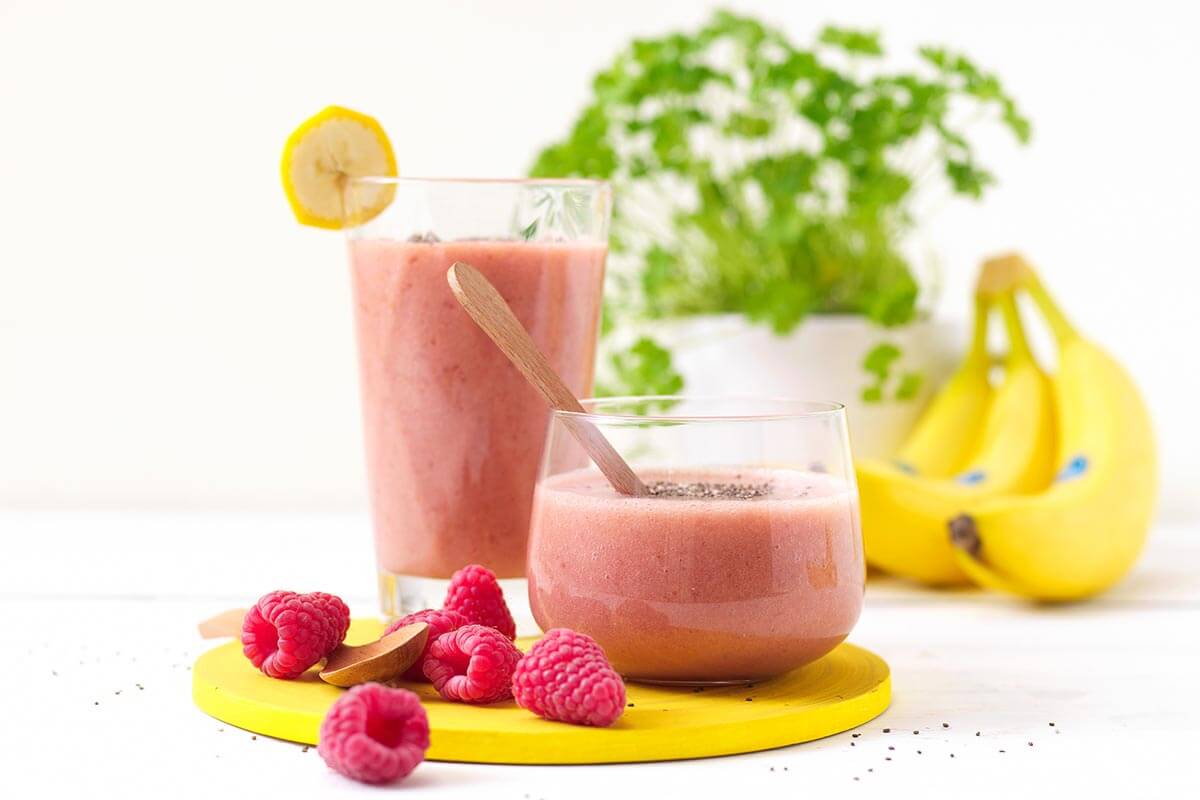 Smoothie à la banane, à la framboise, à l’orange et aux graines de chia