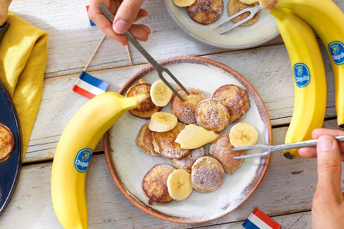 Poffertjes (mini pancakes) aux œufs et à la banane Chiquita avec de la farine de sarrasin.