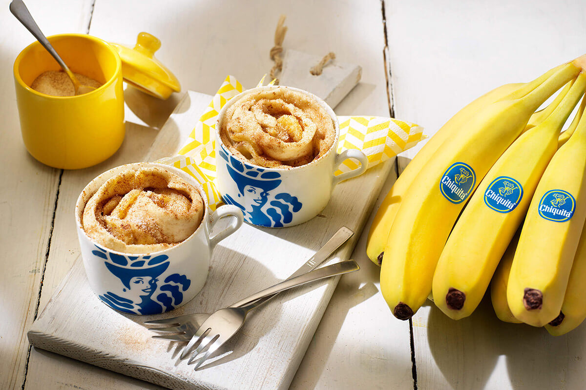 Rouleau à la cannelle et à la banane Chiquita dans un mug