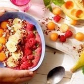 Bol de smoothie à la banane Chiquita, à la framboise, au melon et aux noix