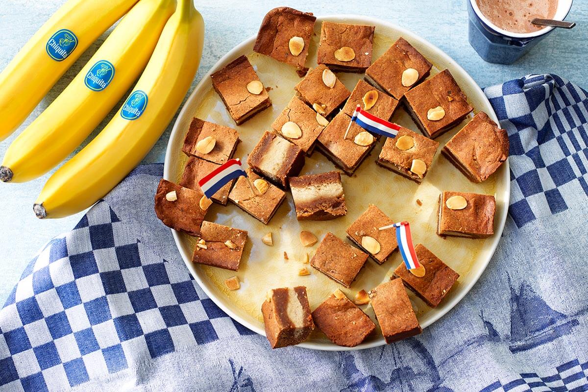 Spéculoos hollandais fourrés avec de la banane Chiquita et de la pâte d’amande avec des amandes sur le dessus