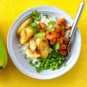 Crevettes marinées frites aux petits pois, riz et banane frite