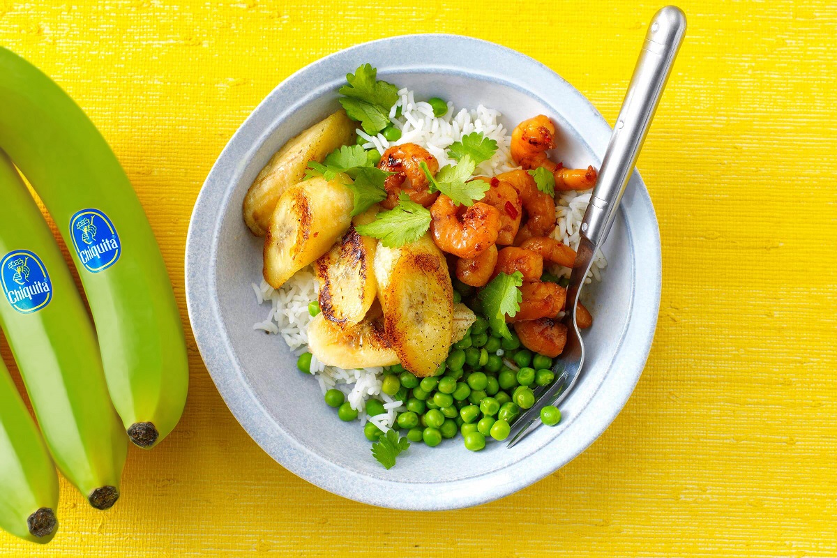 Crevettes marinées frites aux petits pois, riz et banane frite