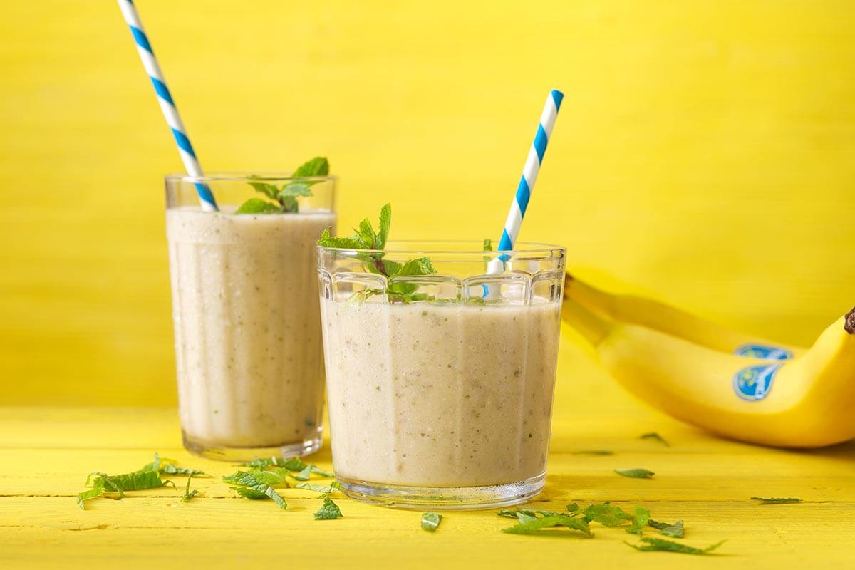 Smoothie à la banane, à l’ananas, à la menthe, au citron et au lait d’avoine