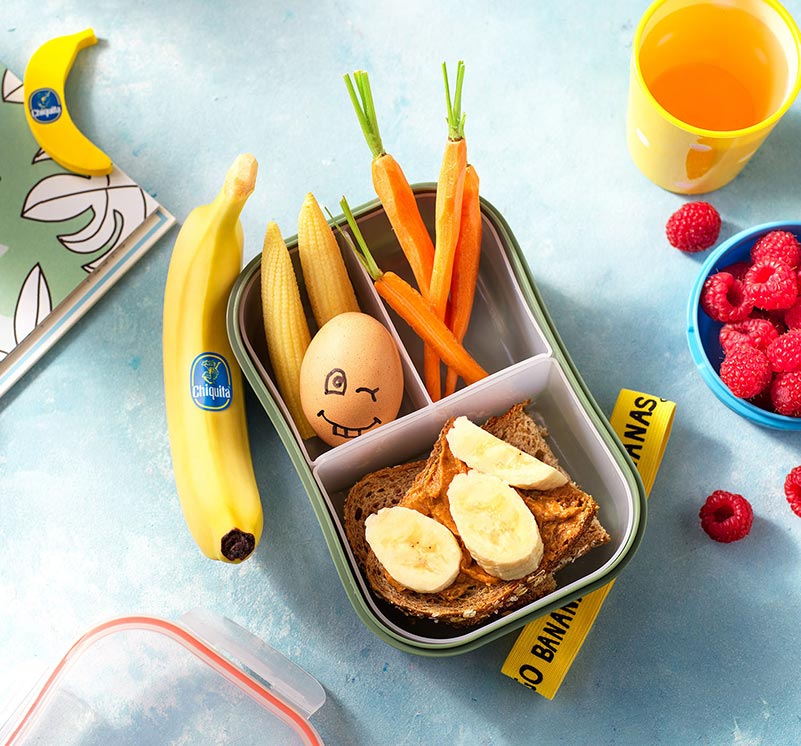 Boîte à snacks avec sandwich à la banane Chiquita et beurre de cacahuète