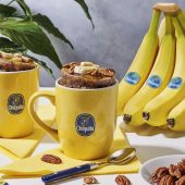 Mug cake à la banane Chiquita, aux noix de pécan et au sirop d’érable