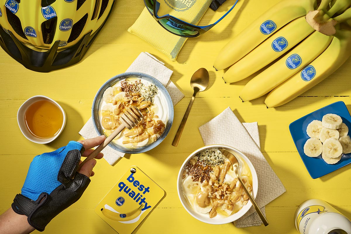 Bol de yaourt grec post-entraînement, banane et beurre de cacahuète de Chiquita