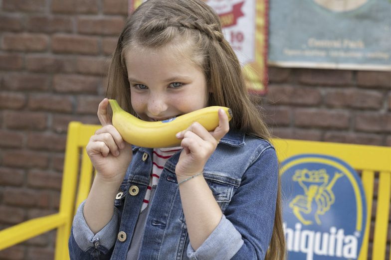 Linda sourit avec une banane Chiquita