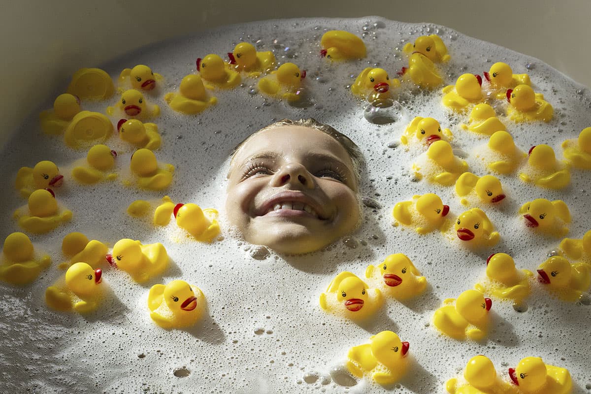 Linda prend un bain joyeux avec des canards jaunes