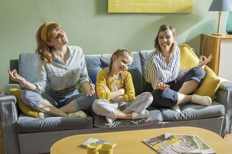 Linda joue avec sa famille avec des autocollants Chiquita