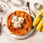 « Tarte tatin » salée aux bananes accompagnée de glace au caramel