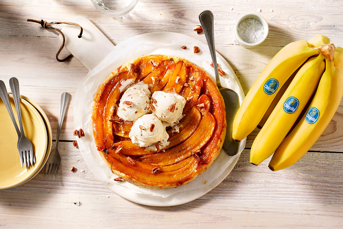 « Tarte tatin » salée aux bananes accompagnée de glace au caramel