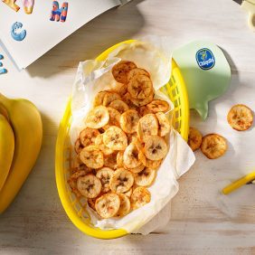 Chips de banane légèrement salées cuites à la friteuse sans huile