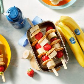 Mini-crêpes néerlandaises (« Poffertjes ») en brochettes avec bananes et fraises