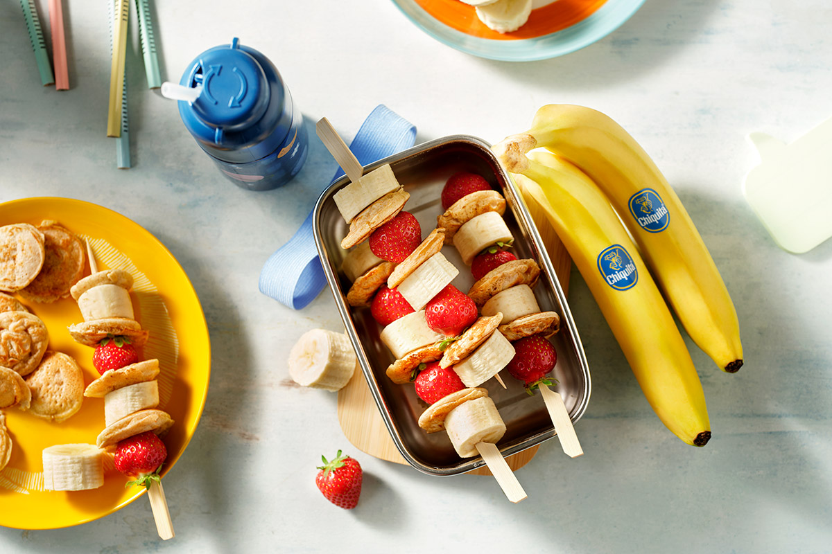 Mini-crêpes néerlandaises (« Poffertjes ») en brochettes avec bananes et fraises