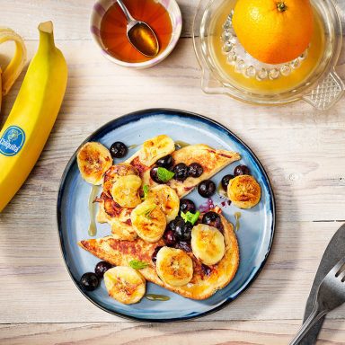 Pain perdu à la banane avec du sirop d’érable et des myrtilles