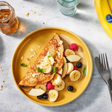 Omelette moelleuse à la banane, avec banane, pomme et framboises