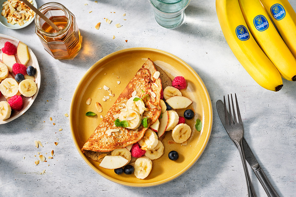 Omelette moelleuse à la banane, avec banane, pomme et framboises