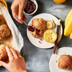 Pain à la banane avec dattes, sans sucre, sans pétrissage, fait dans un seul bol