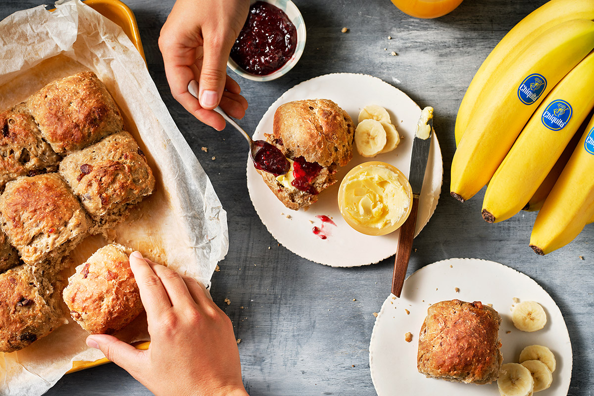 Pain à la banane avec dattes, sans sucre, sans pétrissage, fait dans un seul bol