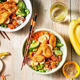 Poke bowl de riz avec bananes frites croustillantes