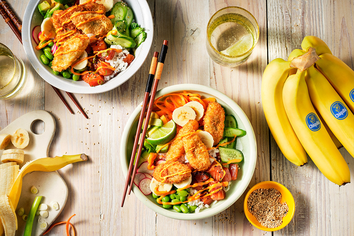 Poke bowl de riz avec bananes frites croustillantes