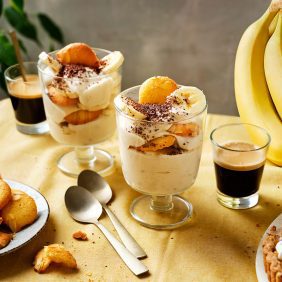 Pudding classique aux bananes et marrons et biscuits à la vanille et aux amandes