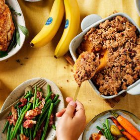 Purée de patate douce à la banane garnie de streusel de noix de pécan à la cannelle