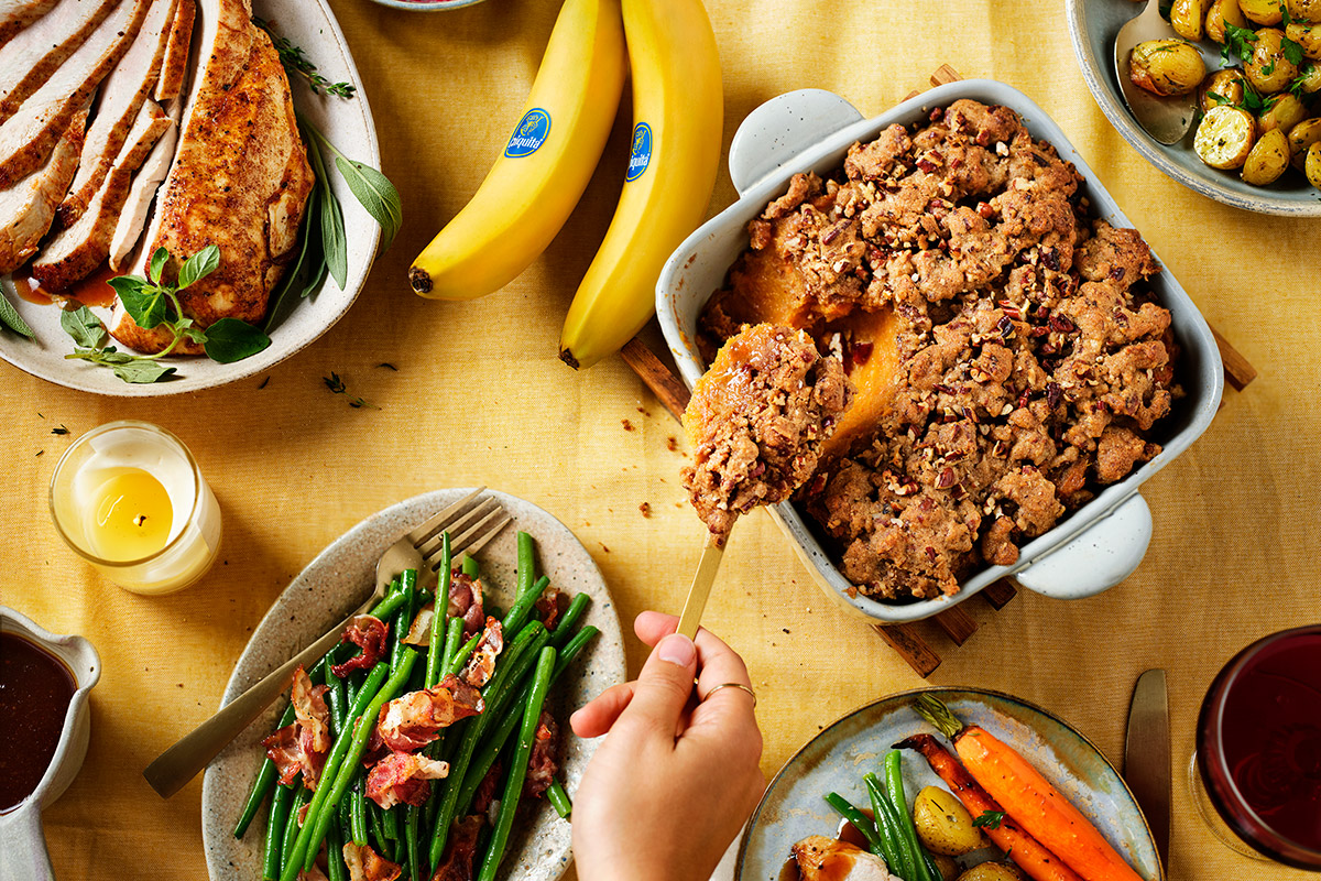 Purée de patate douce à la banane garnie de streusel de noix de pécan à la cannelle