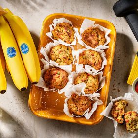 Muffins salés à la banane aux pois chiches, au fromage et aux légumes