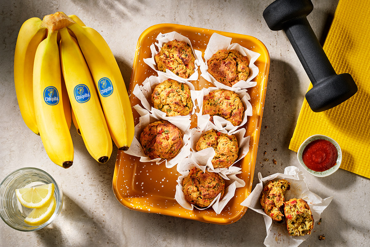 Muffins salés à la banane aux pois chiches, au fromage et aux légumes