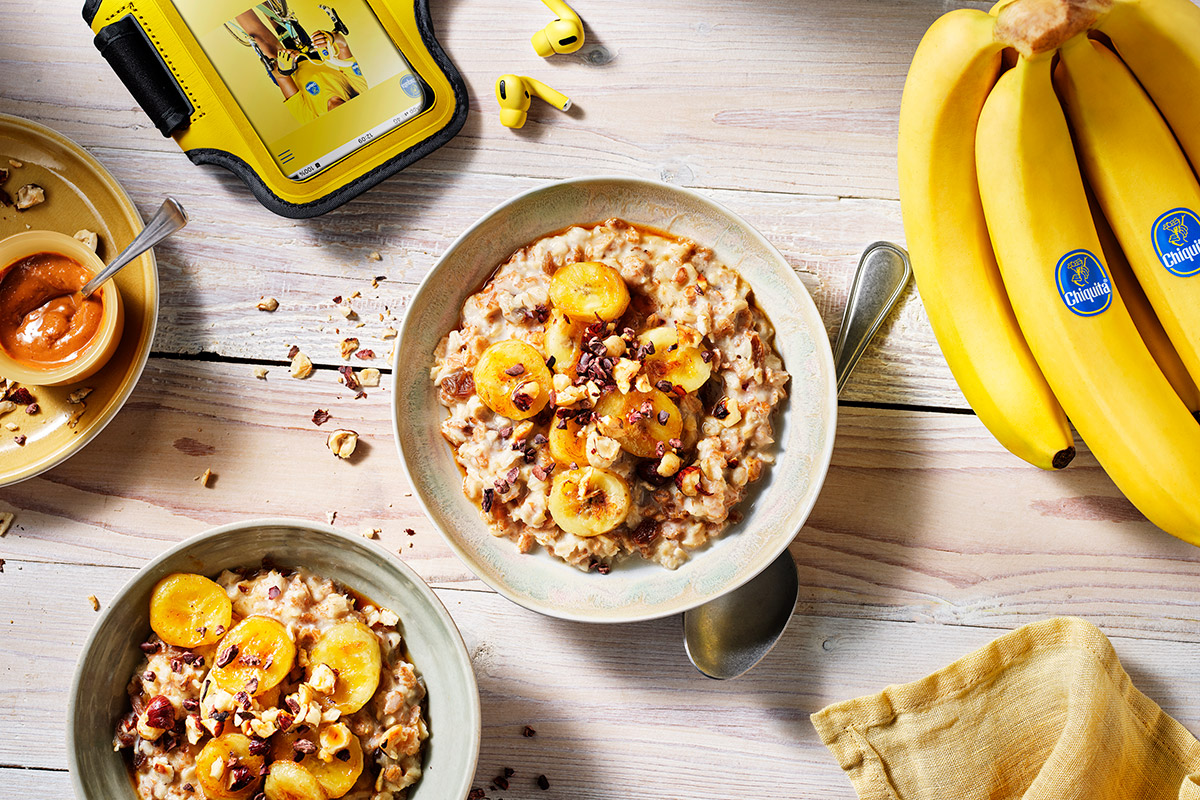 Porridge chaud avec banane cuite, fèves de cacao et noisettes