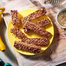 Barres énergétiques au quinoa soufflé, beurre d’arachide et banane