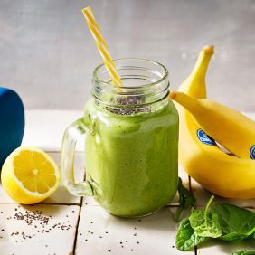 Smoothie vert énergisant, sucré aux bananes