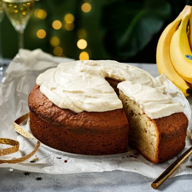 Gâteau Vasilopita de Nouvel An avec glaçage à la banane