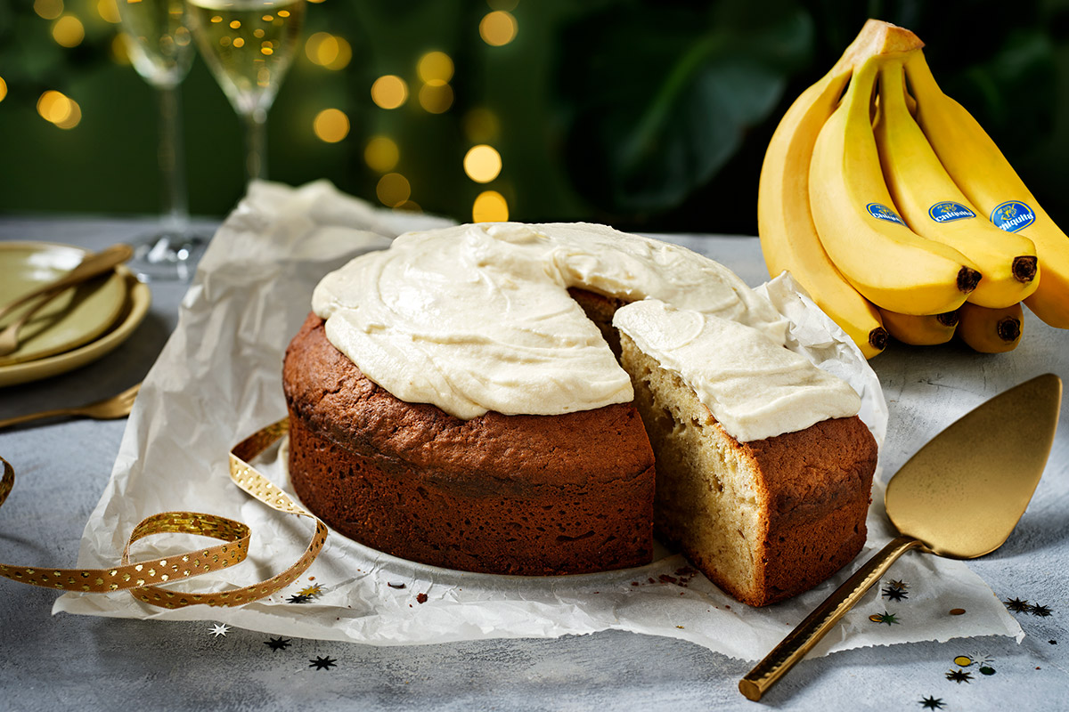 Gâteau Vasilopita de Nouvel An avec glaçage à la banane