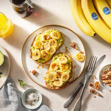 Pain grillé avec avocat et banane Chiquita pour le petit-déjeuner