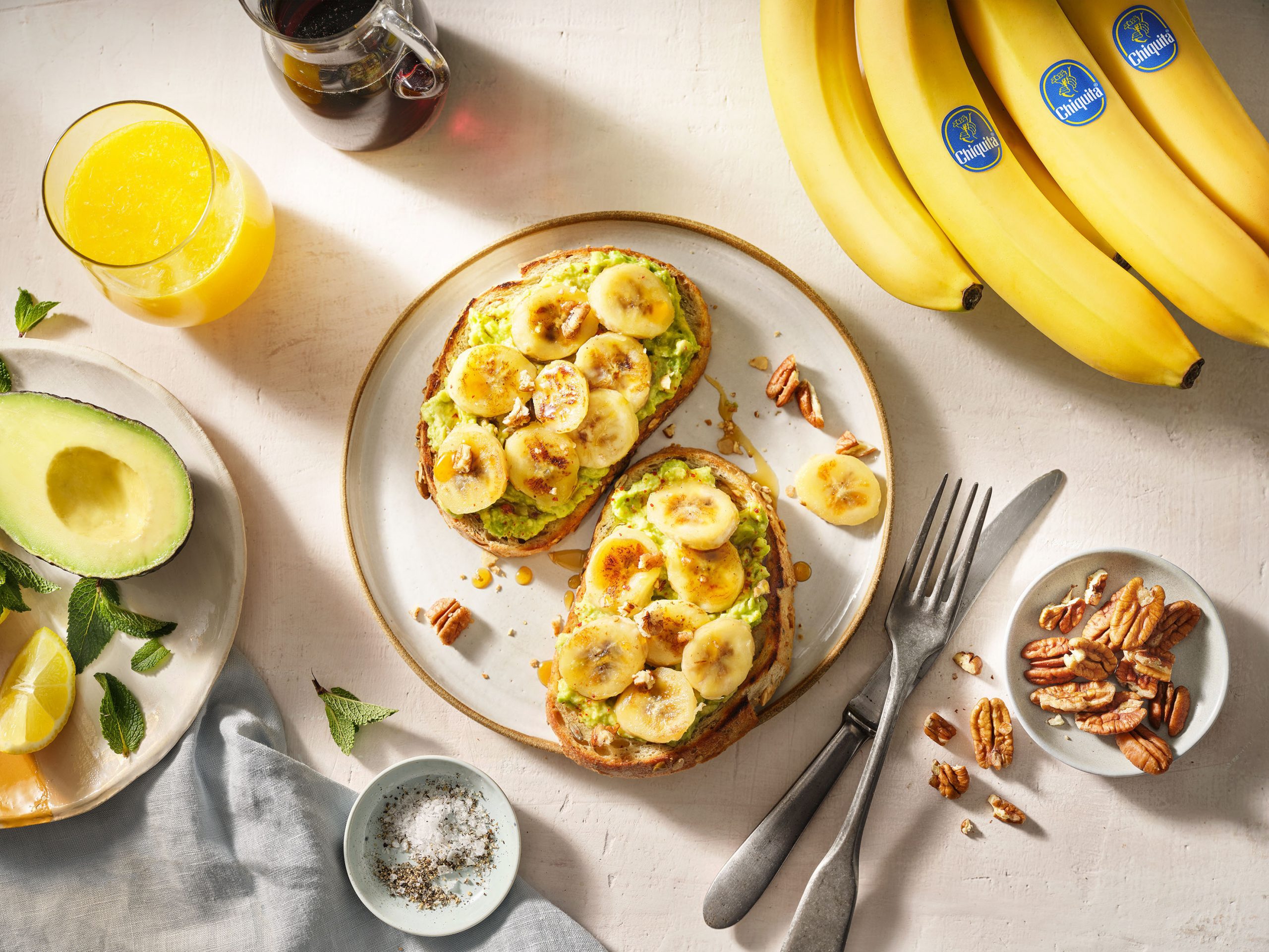 Pain grillé avec avocat et banane Chiquita pour le petit-déjeuner