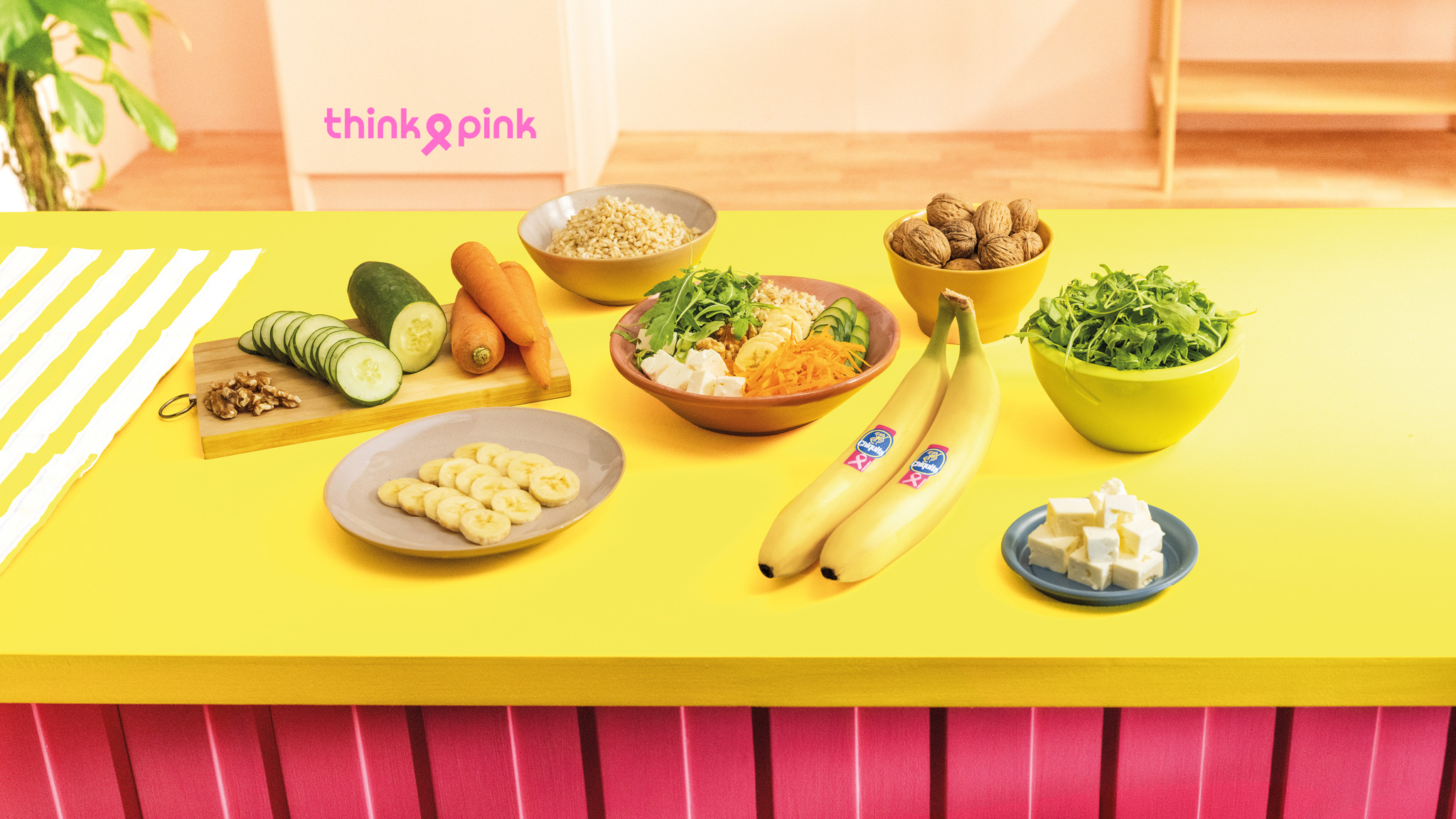 Bowl de Riz Complet aux Bananes Chiquita, Feta, Noix et Légumes Croquants