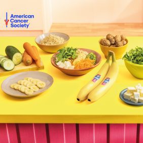 Bowl de Riz Complet aux Bananes Chiquita, Feta, Noix et Légumes Croquants