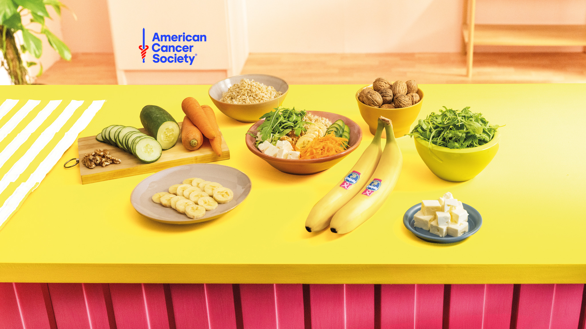 Bowl de Riz Complet aux Bananes Chiquita, Feta, Noix et Légumes Croquants