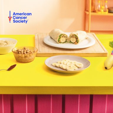 Wrap de Blé Complet à la Banane Chiquita, au Houmous et aux Pois Chiches Croquants